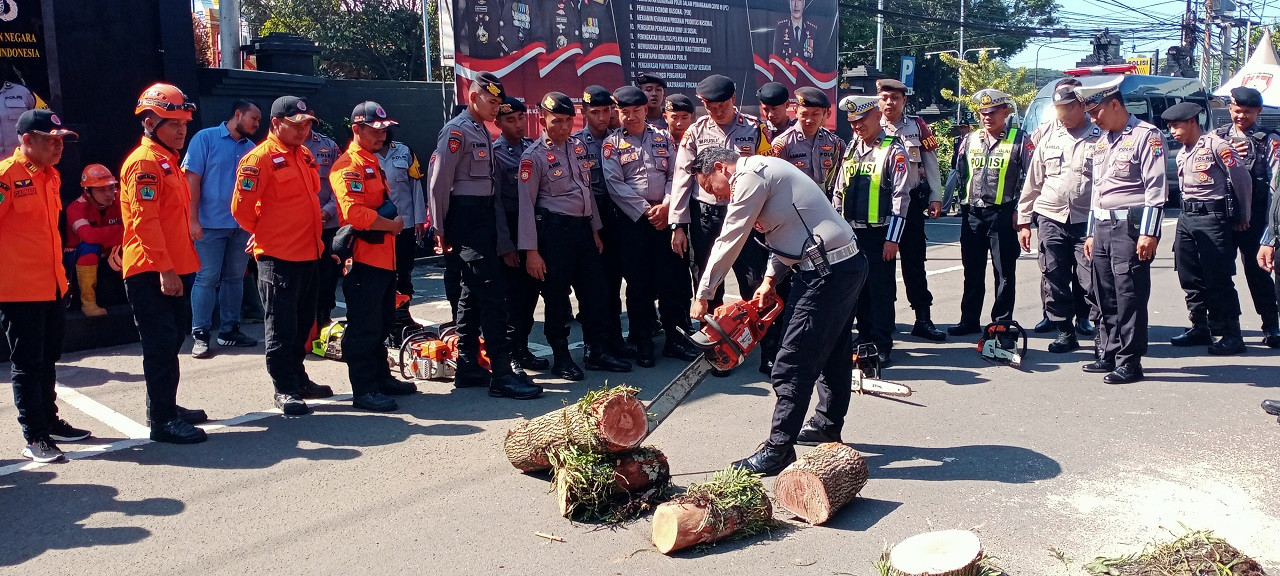 Polresta Malang Kota menggelar apel gelar pasukan penanggulangan bencana di halaman Mapolresta Malang Kota. (Foto : Gerhana/jatimnow.com)