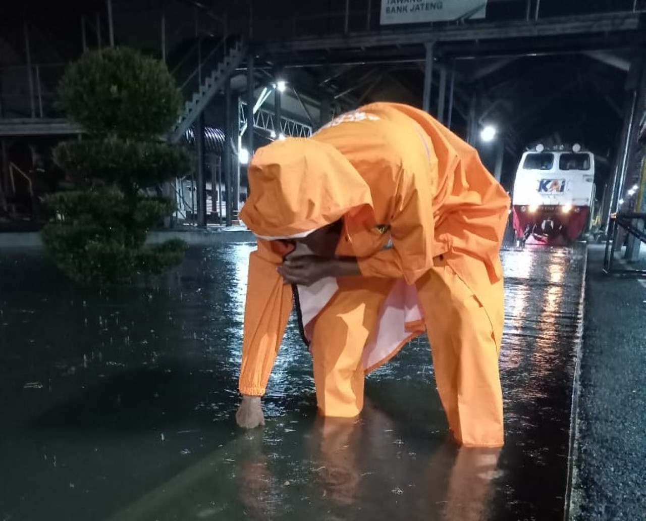 KA Pandalungan Relasi Gambir - Jember Alami Keterlambatan Gegara Banjir Semarang