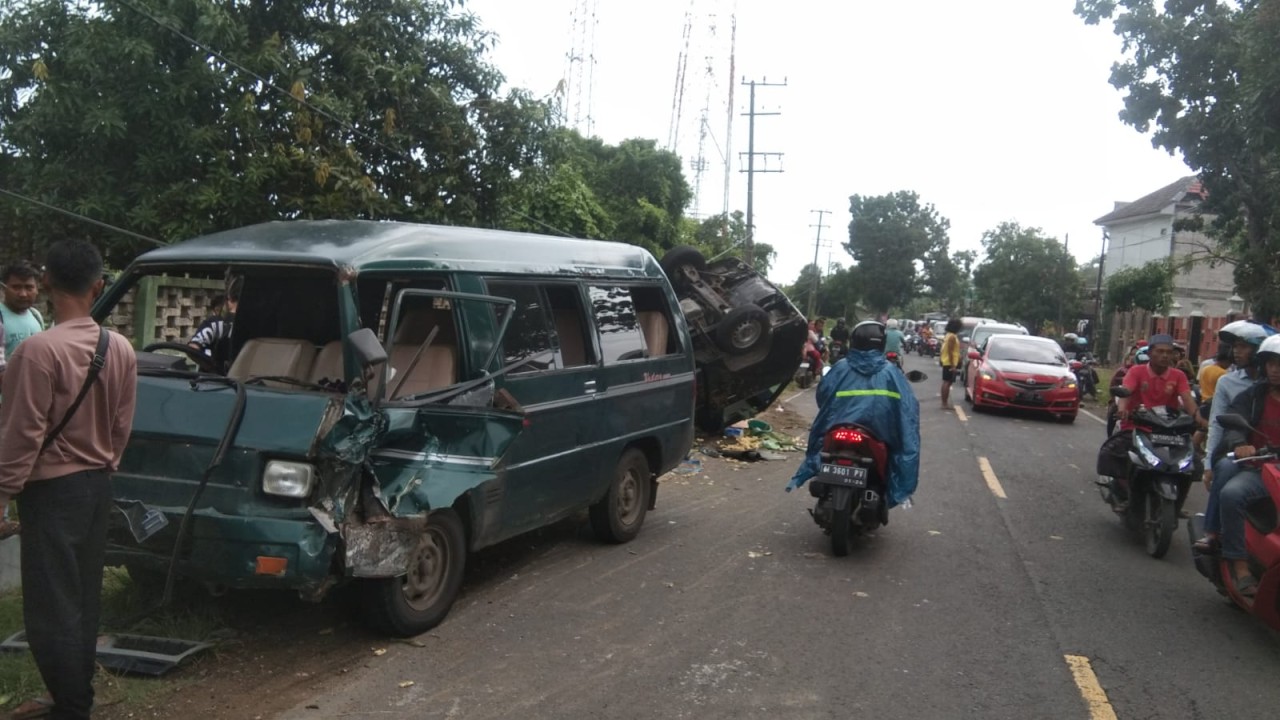 Dua kendaraan terlibat kecelakaan di Jalan Raya Gebang Arosbaya. (Foto: Dok. Laka Lantas Polres Bangkalan for jatimnow.com)