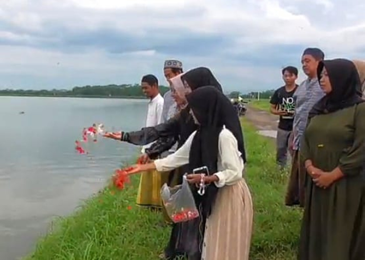 Warga Korban Lapindo Sidoarjo Ziarah dan Tabur Bunga di Tanggul Lumpur