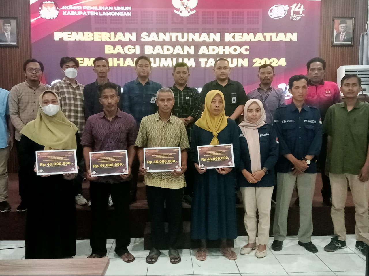 Pemberian santunan kepada pihak keluarga anggota KPPS gugur Pemilu 2024 di Lamongan. (Foto : Adyad Ammy Iffansah/jatimnow.com)