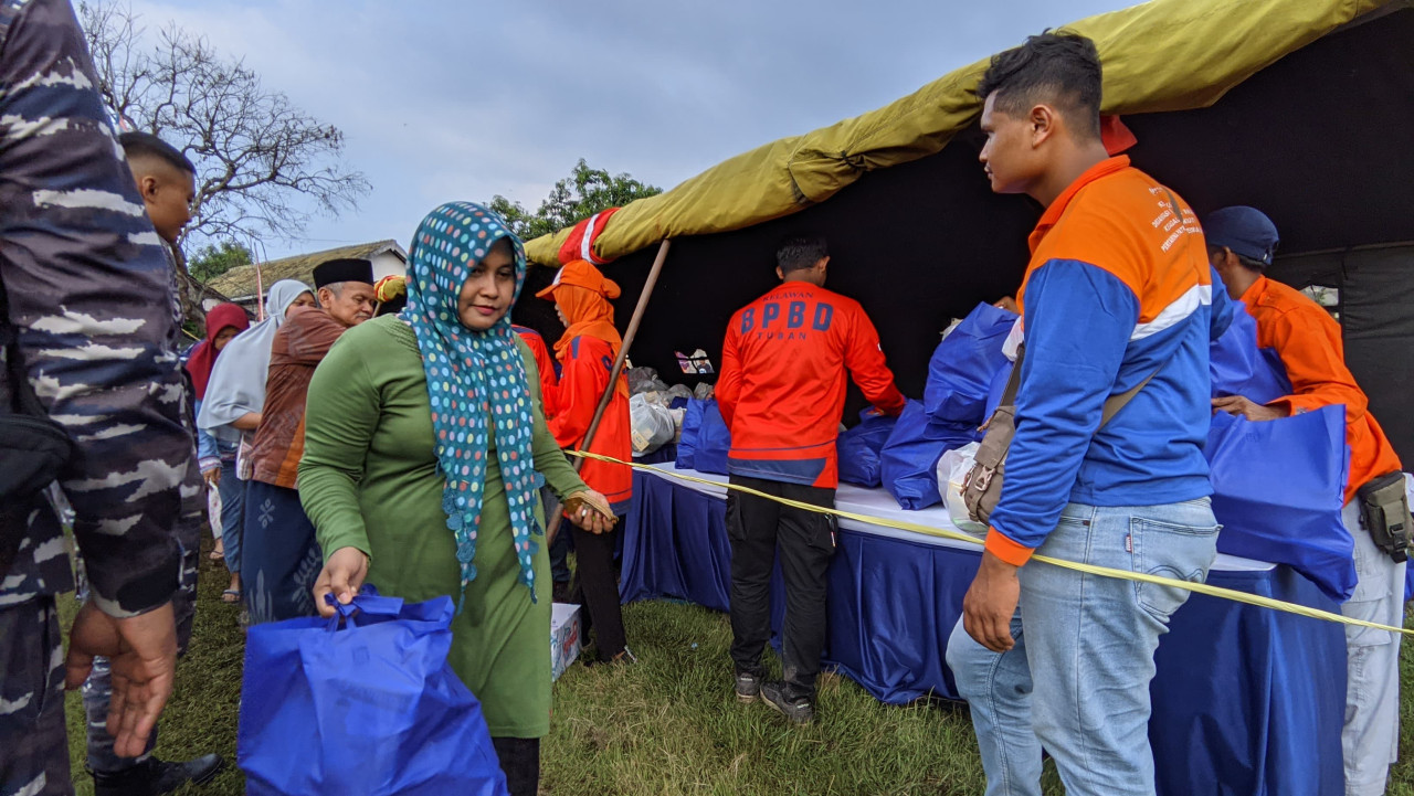 KSAL Laksamana Muhammad Ali saat mengunjungi rumah warga Tuban terdampak gempa bumi saat didampingi Bupati Tuban Aditya Halindra Faridzky. (Dok Rizki for jatimnow.com)