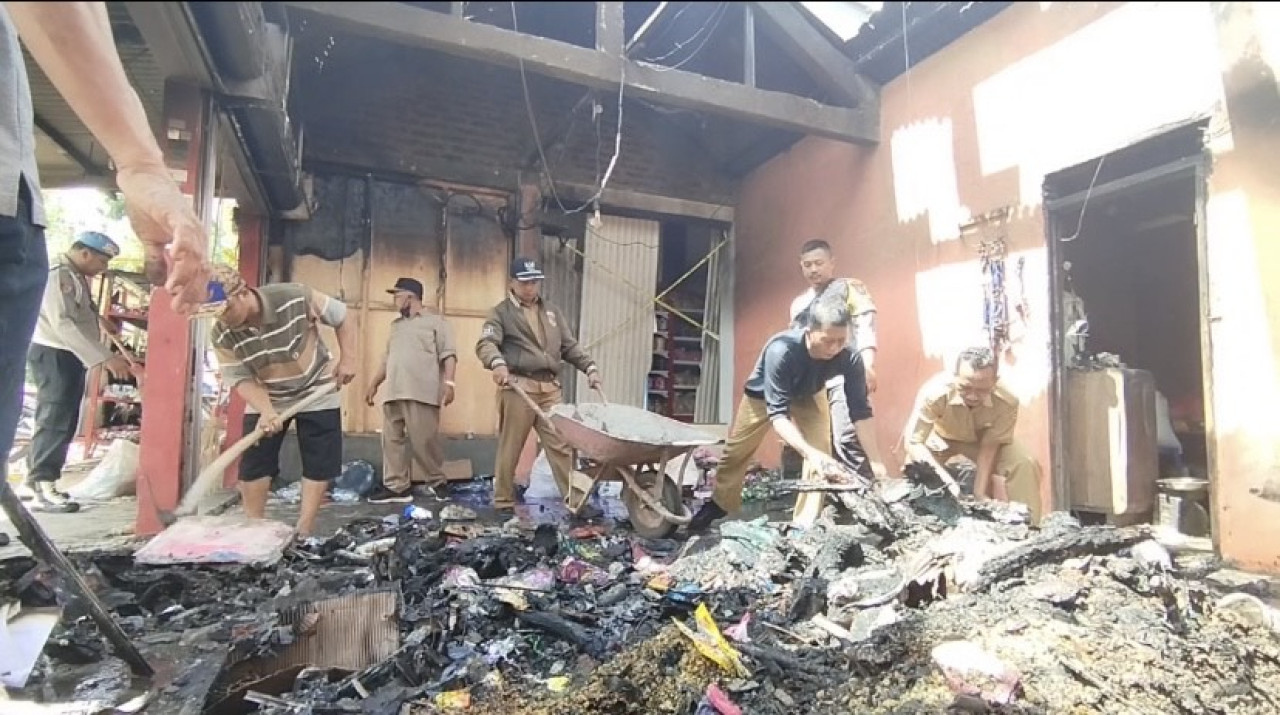 Rumah dan Toko  ilik Triyono yang ludes dilahap api pada Senin (25/03/2024). (Foto: Ahmad Fauzani/jatimnow.com)