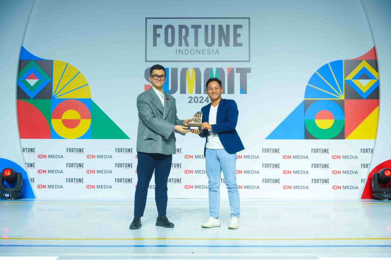 Bupati Trenggalek, Mochamad Nur Arifin saat menerima penghargaan. (Foto: Dok Prokopim Trenggalek for jatimnow.com)