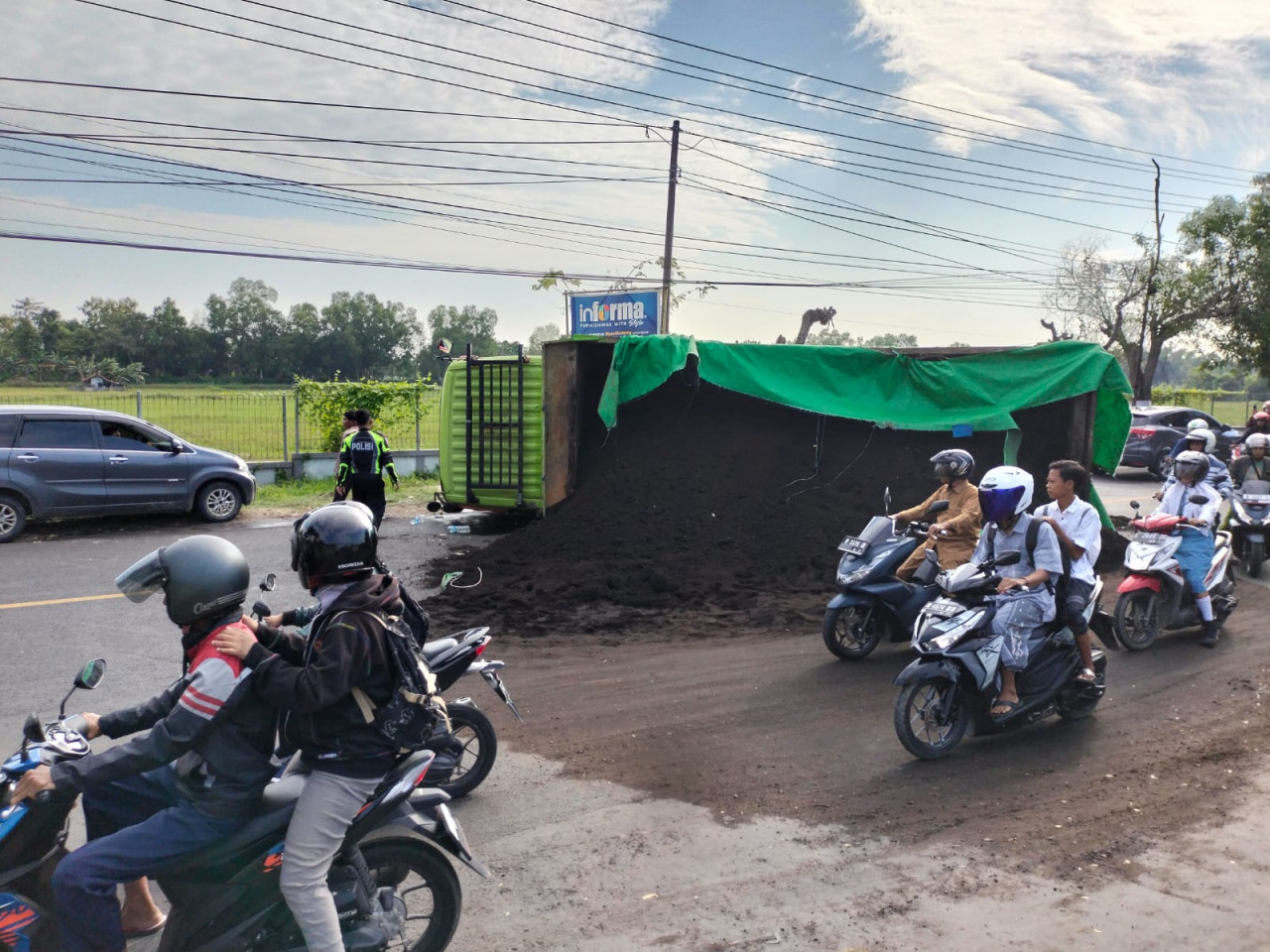 Kemacetan yang terjadi di jalan raya ketengan akibat truk terguling. (Dok. Laka lantas Polres Bangkalan for jatimnow.com)