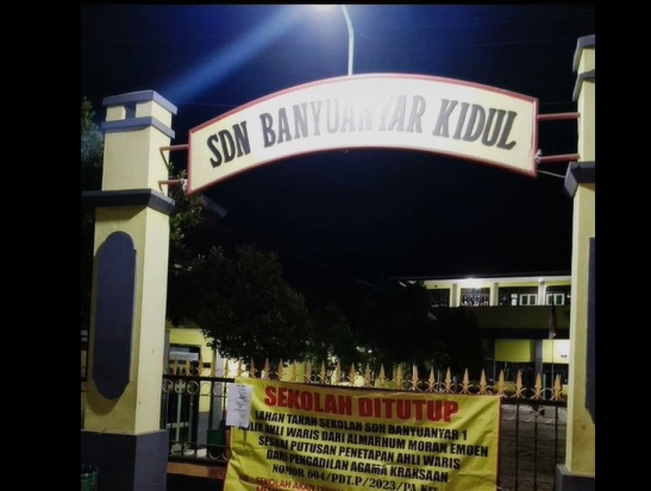 Gedung SDN Banyuanyar Kidul, Kecamatan Banyunyar, Kabupaten Probolinggo, disegel oleh pihak yang mengaku sebagai ahli waris. (Foto: Tangkapan layar media sosial TikTok@imronslengerz)