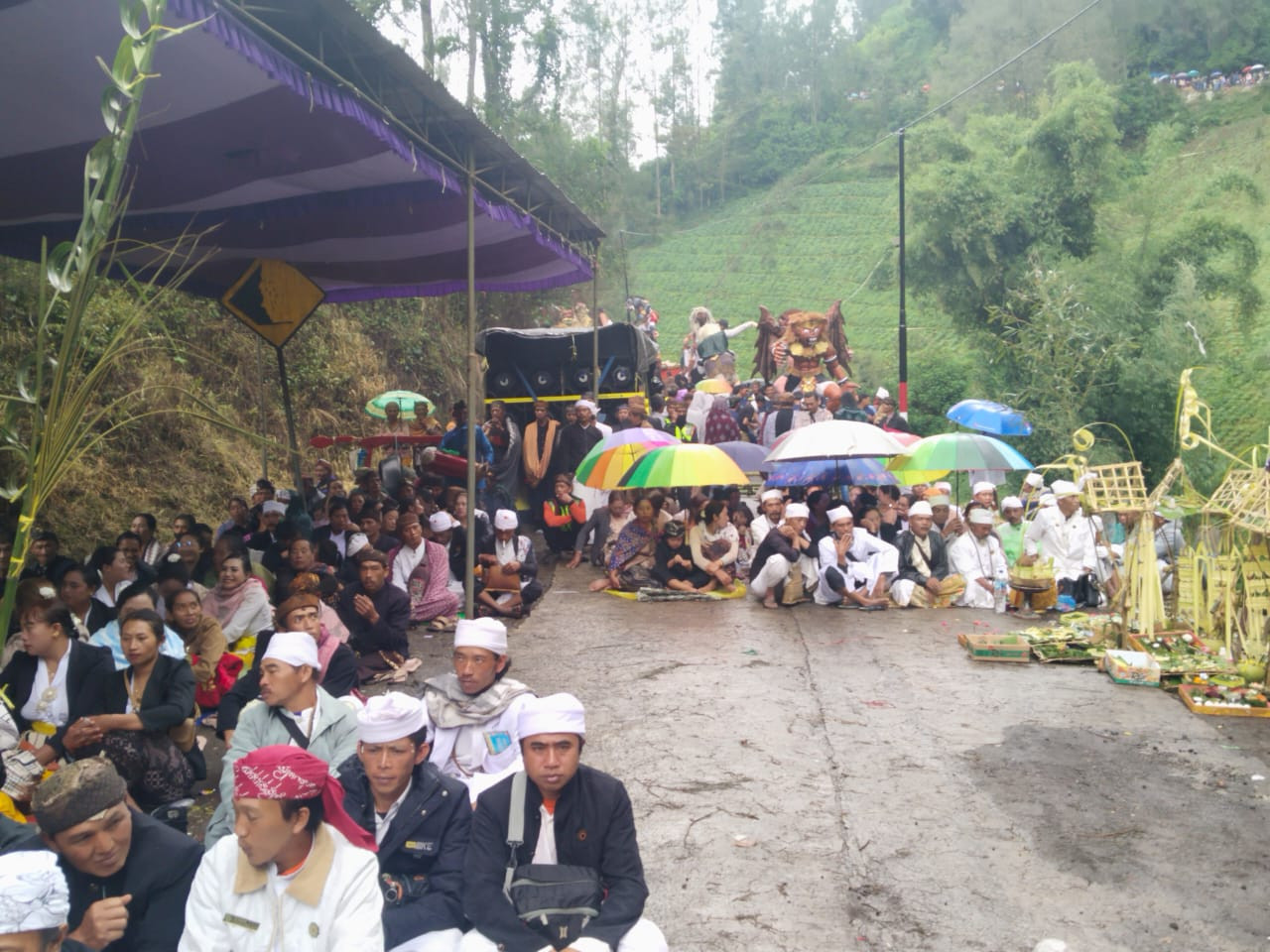 Warga Suku Tengger saat mengikuti upacara Tawur Kasanga. (Foto: Ahmad Fauzani/jatimnow.com)