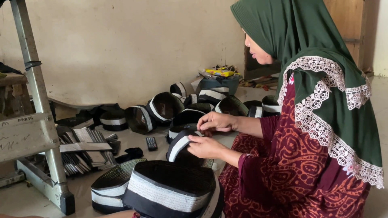 Rutinitas perajin songkok di Desa Bojoasri, Lamongan. (Foto: Adyad Ammy Iffansah/jatimnow.com)