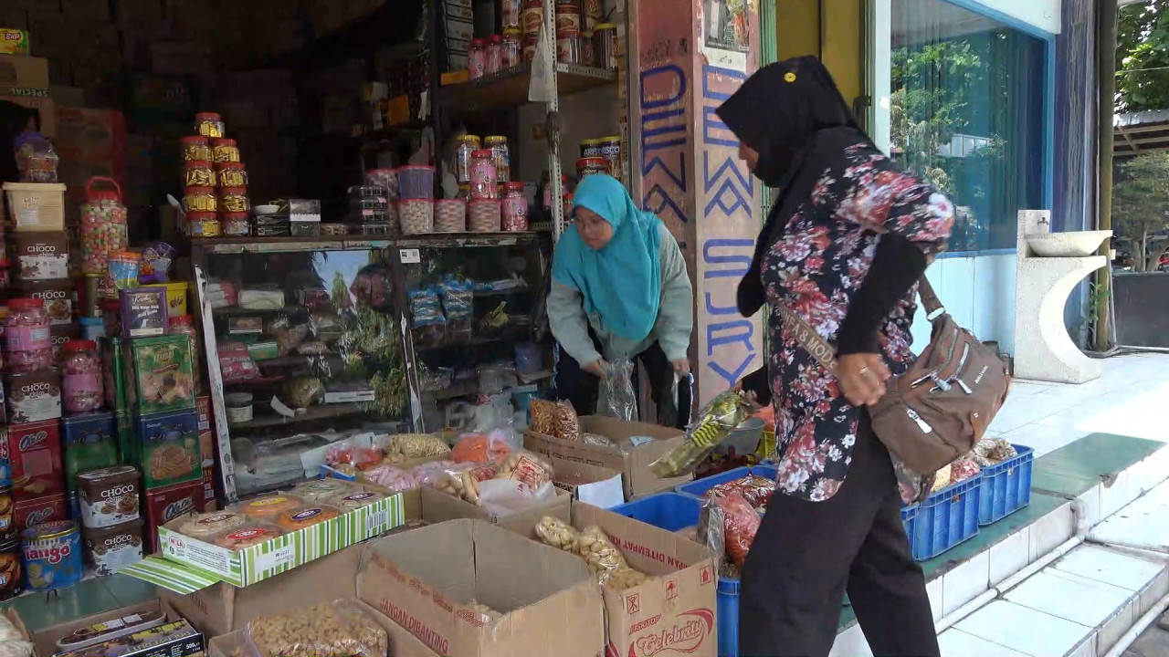 Situasi perdagangan kue dan snack di Pasar Baru Lamongan menjelang Lebaran. (Foto : Adyad Ammy Iffansah/jatimnow.com)