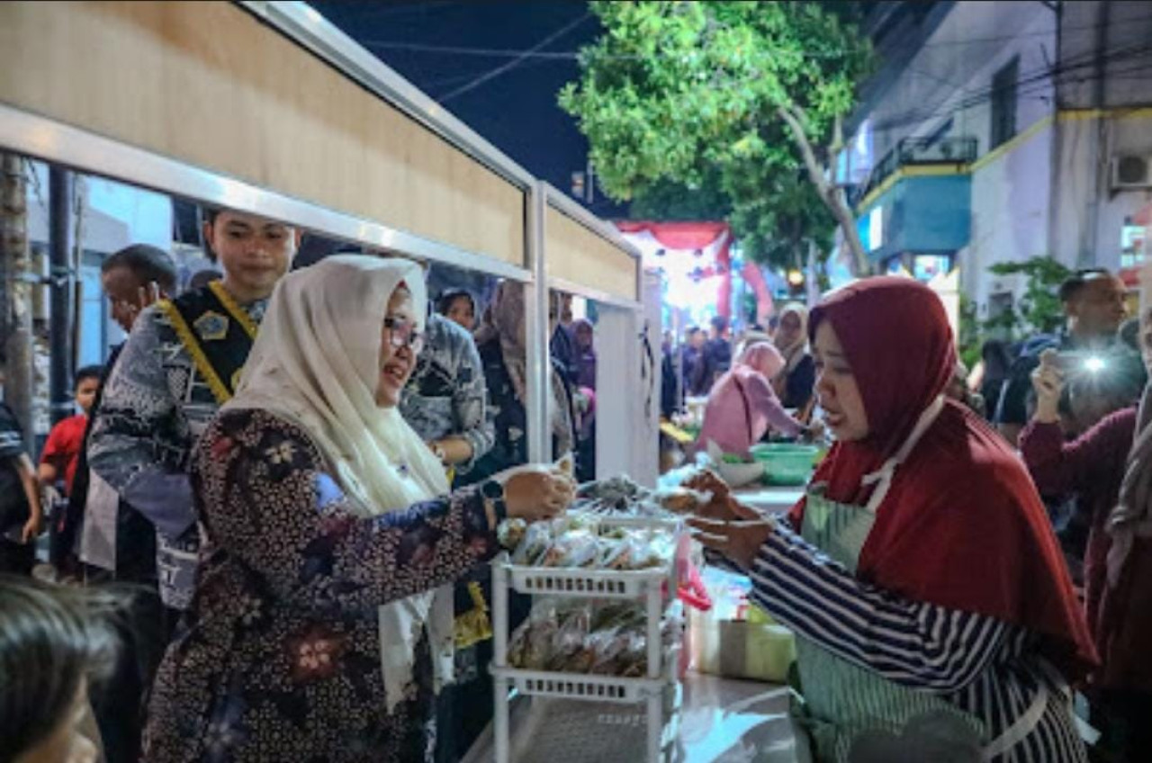 Wakil Bupati Gresik Aminatun Habibah di acara Cokro Ekraf Festival di Jalan HOS Cokroaminoto Gresik. (Foto-foto: Humas Pemkab Gresik for jatimnow.com)