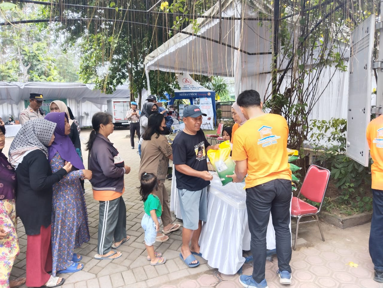 Warga antre membeli beras di operasi pasar Disperindag Tulungagung. (Foto: Bramanta Pamungkas/jatimnow.com)