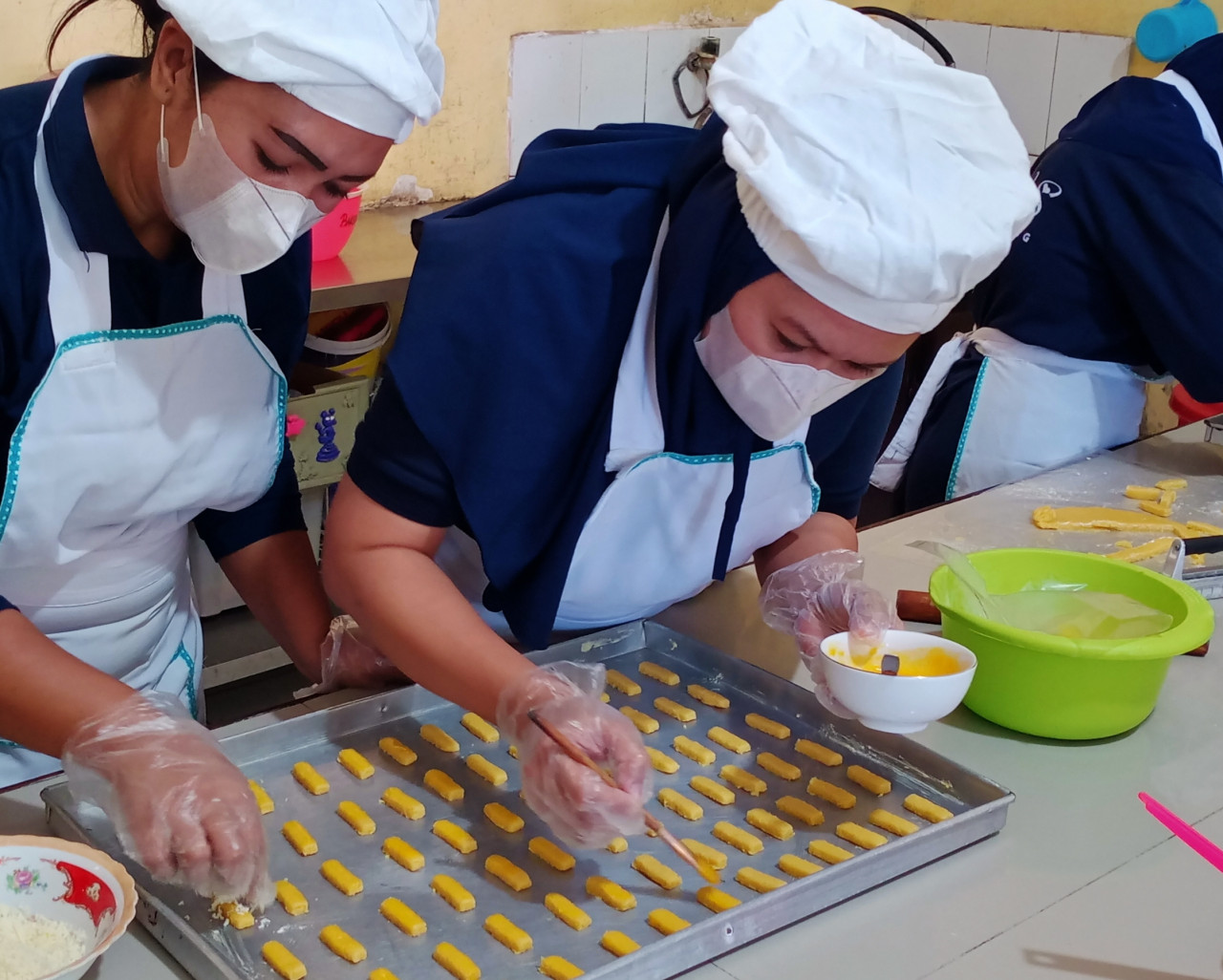 Warga Binaan Pemasyarakatan (WBP) Lapas Perempuan Kelas II A Malang terlihat tengah disibukkan dengan membuat kue kering. (Foto : Gerhana/jatimnow.com)
