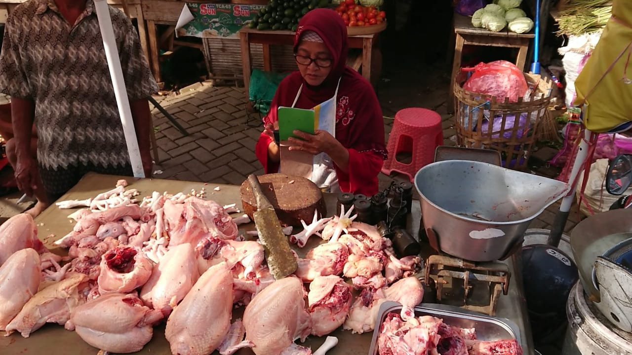 Pedagang daging ayam di Pasar Ngemplak Tulungagung. (Foto: Bramanta Pamungkas/jatimnow.com)