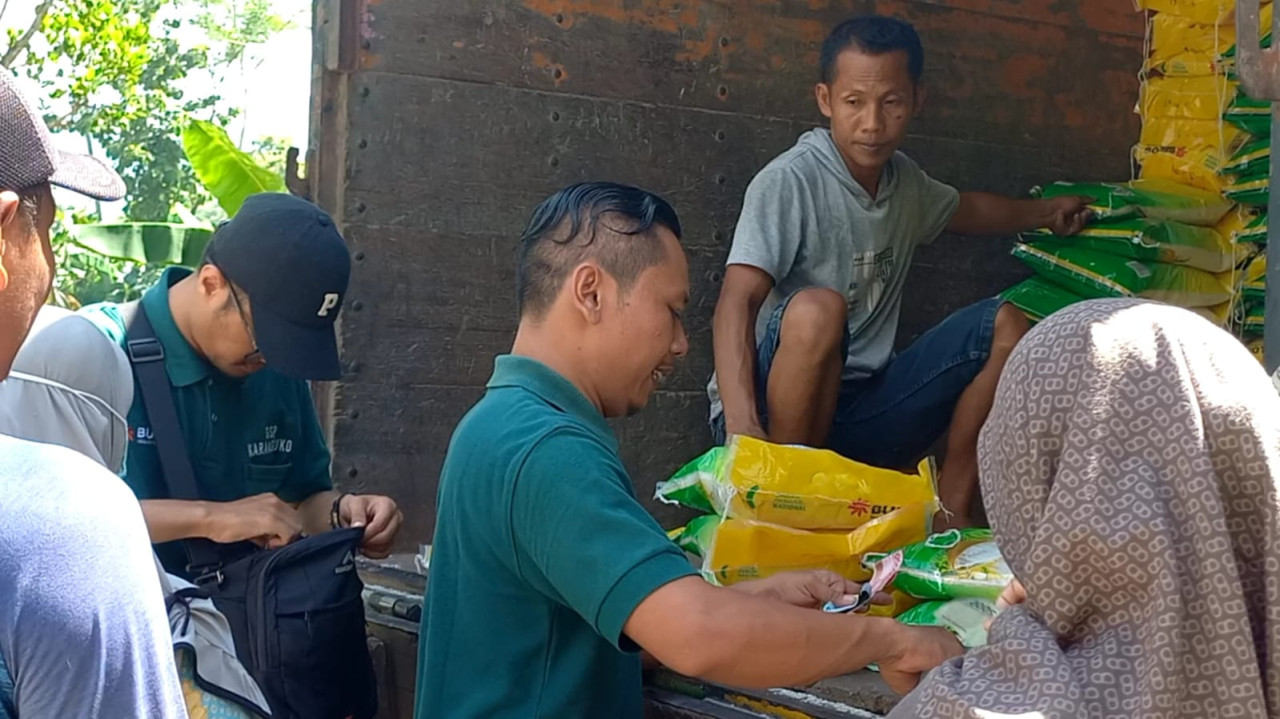 Warga saat membeli beras di Gerakan Pangan Murah. (Foto: Bramanta Pamungkas/jatimnow.com)