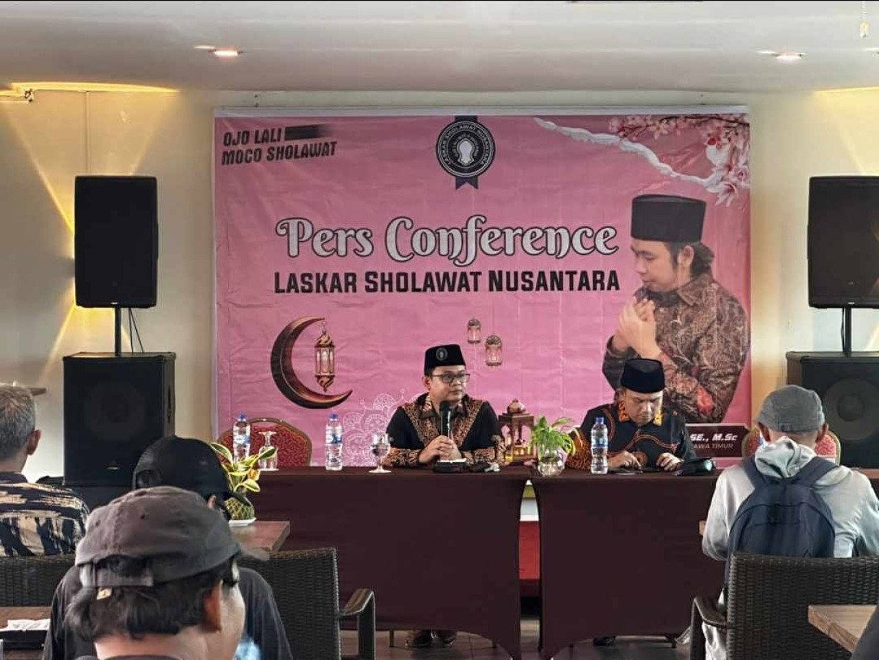 Ketua DPC Laskar Sholawan Nusantara (LSN) Jember H Abdullah Wahid saat memberi keterangan pada awak media. (Foto: Fawait for jatimnow.com)