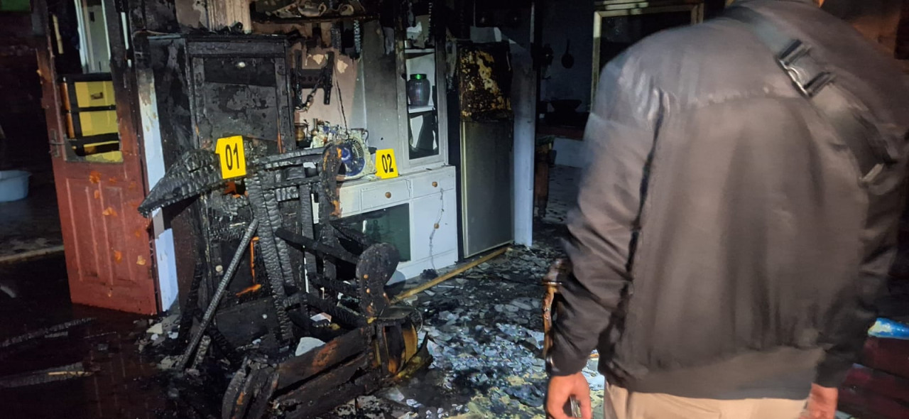 Kondisi rumah korban usai terbakar. (Foto: Polsek Semen/jatimnow.com)