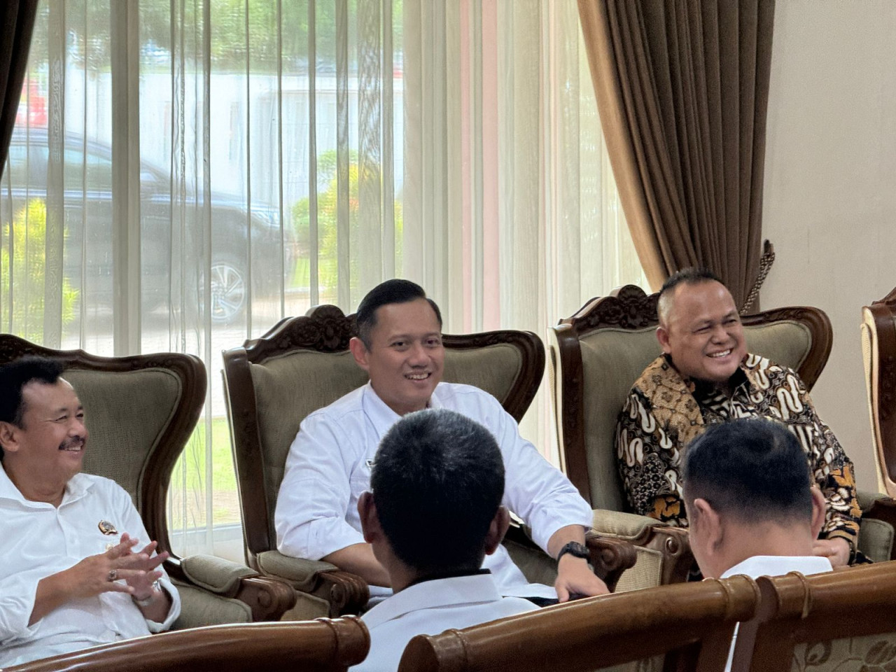 Ketua Komisi D DPRD Jatim dr Agung Mulyono (kemeja batik). (Foto: Bepe for jatimnow.com)