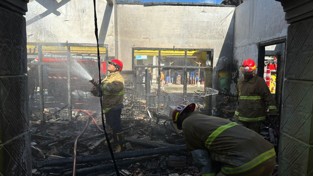 Petugas Damkar Trenggalek berusaha memadamkan kobaran api. (Foto: Damkar Trenggalek/jatimnow.com)