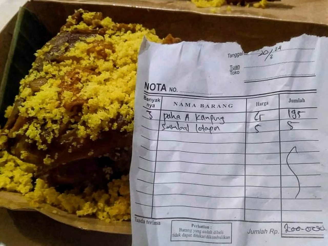 Kwitansi pembayaran 3 potong ayam goreng. (Foto: Musa for jatimnow.com)