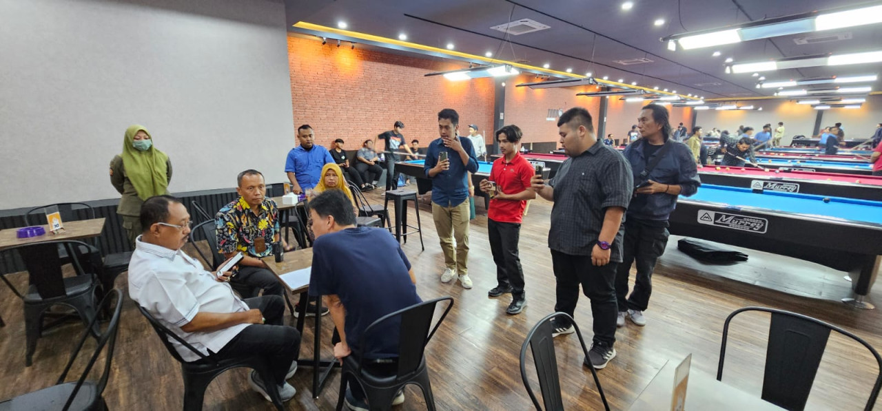 Armuji bersama tima gabungan saat sidak rumah biliar. (Foto: Miko for jatimnow.com)