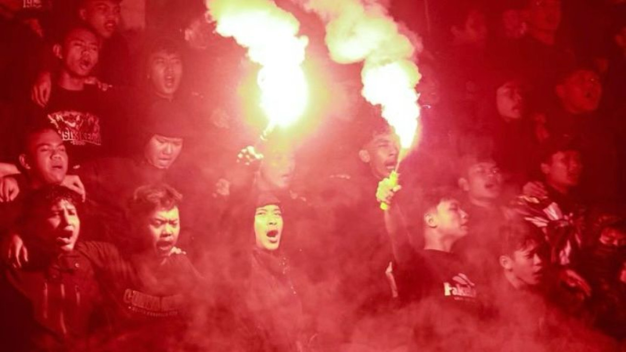 Persik Mania serbu sesi latihan di Brawijaya. (Foto: Persik Kediri/jatimnow.com)