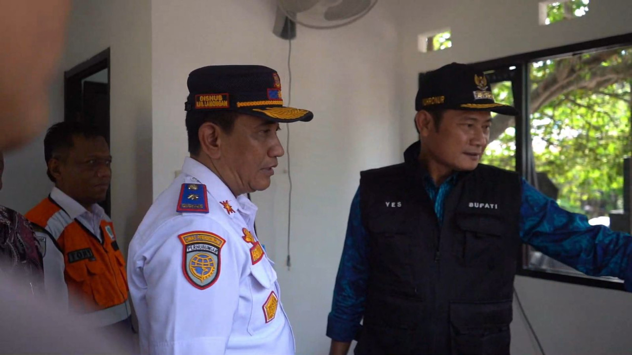 Bupati Lamongan Yuhronur Efendi bersama Kadishub Heru Widi saat meninjau perlintasan sebidang KA. (Foto: Adyad Ammy Iffansah/jatimnow.com)