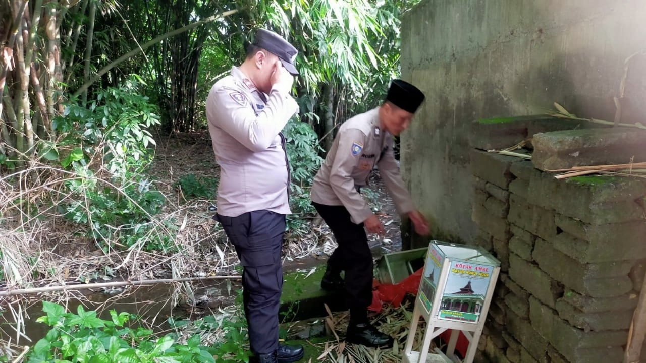 Polisi melihat lokasi pembuangan kotak amal di Blitar.