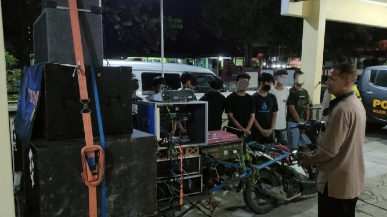 Polisi amankan ronda sahur gunakan sound system. (Foto: Polsek Campurdarat/jatimnow.com)