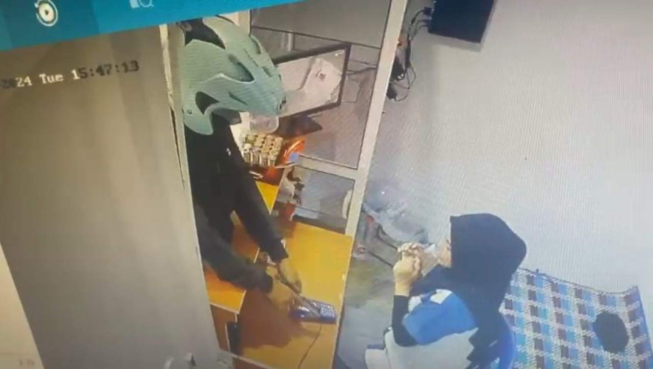 Pelaku perampokan saat menodongkan pistol ke arah korbanya. (Foto : Humas Polres Lamongan for jatimnow.com)