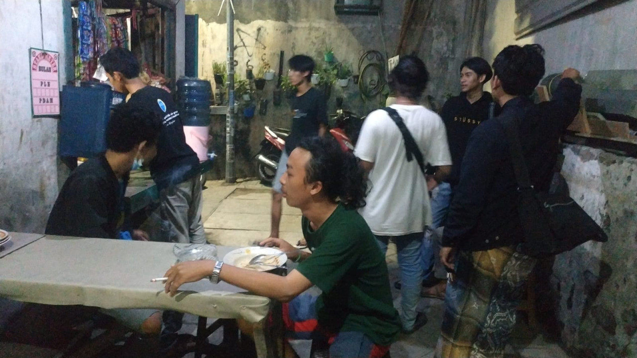 Pelanggangan Warmindo Pak Ali di Wonocolo saat antre makan sahur. (Foto: Rizki/jatimnow.com)
