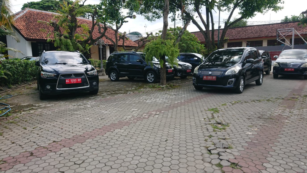 Mobil dinas plat merah milik Pemkab Tulungagung. (Foto: Bramanta Pamungkas/jatimnow.com)