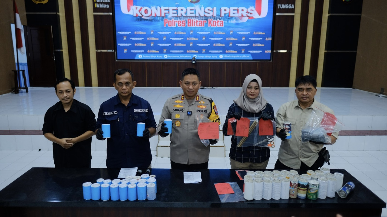 Polisi menunjukkan barang bukti bubuk petasan yang diamankan. (Foto: Polres Blitar Kota/jatimnow.com)