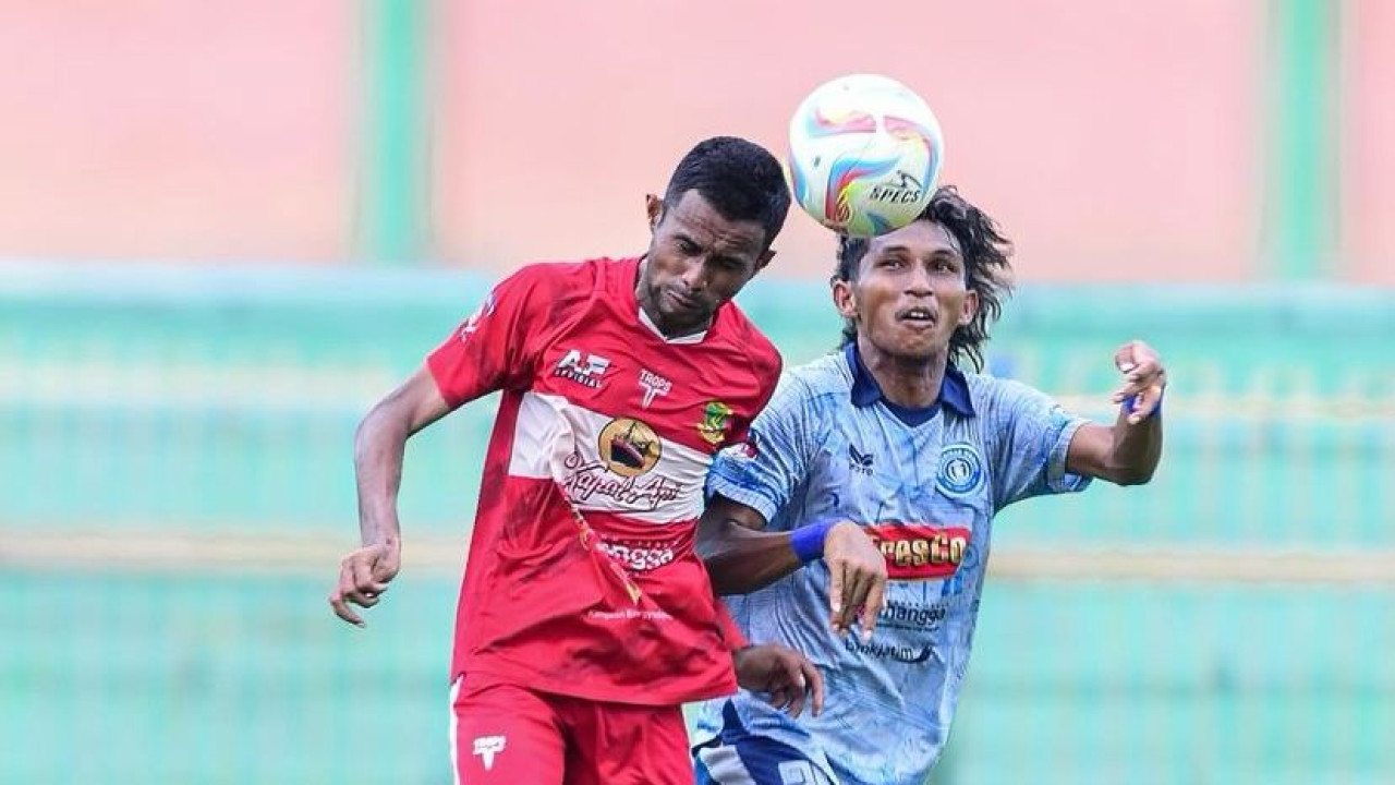 Pemain Persedikab Kediri (kanan) berduel dengan pemain Perssu Sumenep. (Foto: Persedikab Kediri/jatimnow.com)