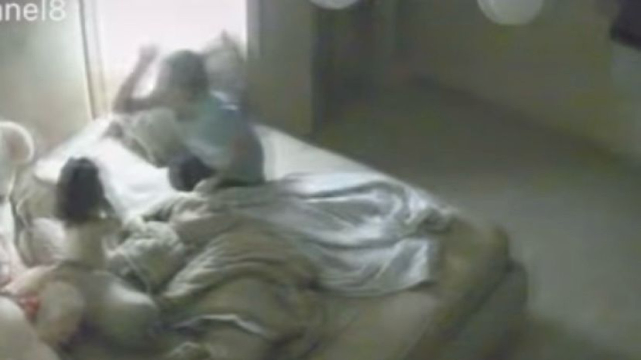 Rekaman CCTV penganiayan anak selebgram Aghnia Punjabi. (Instagram @emyaghnia)