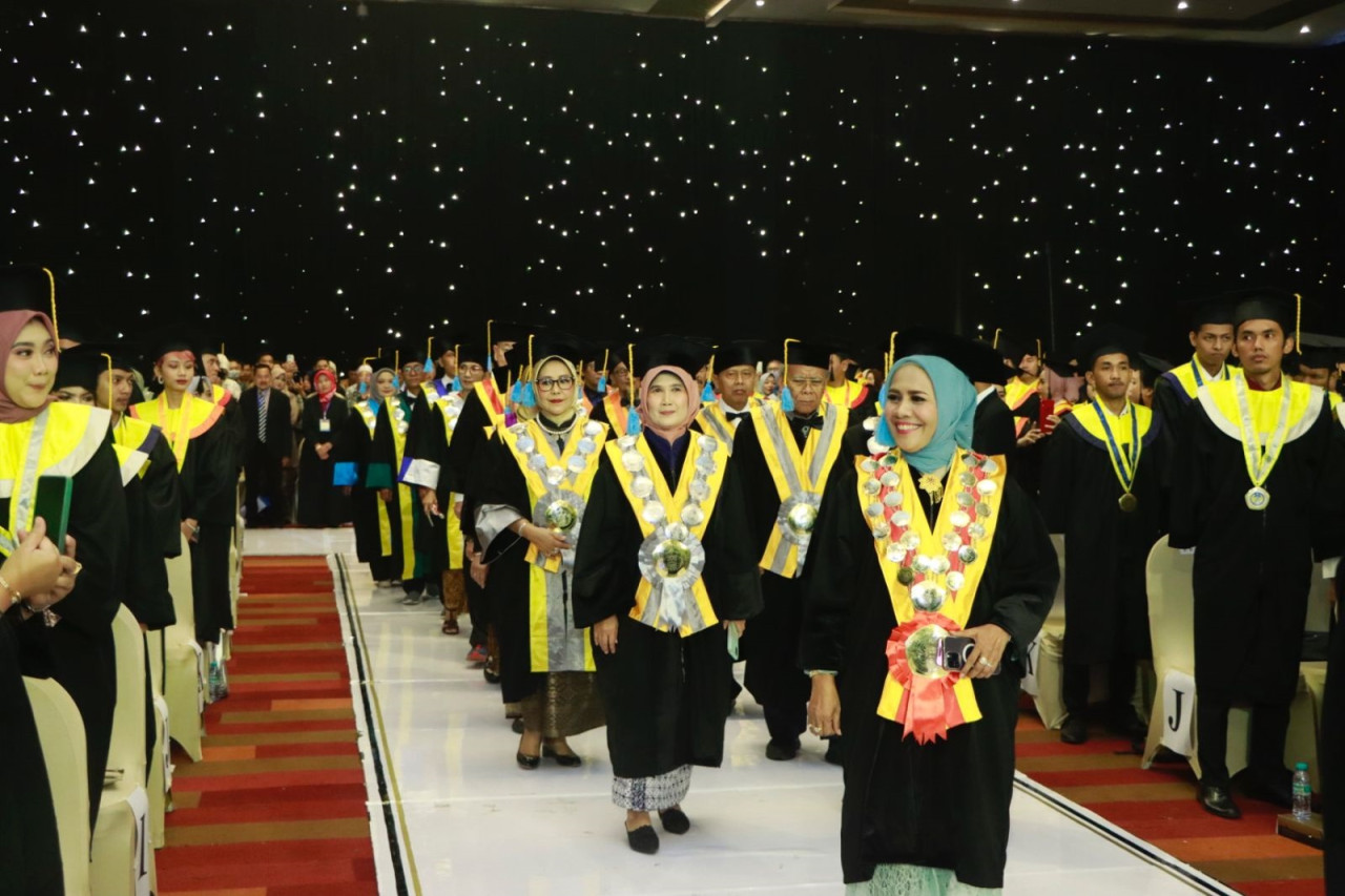 Unitomo Wisuda 623 Lulusan dari Program S1 hingga S3