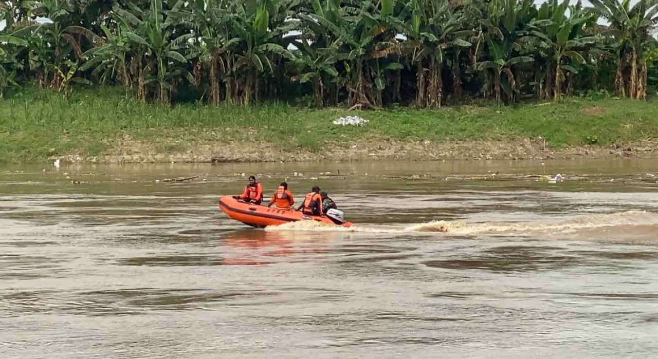 BPBD Bojonegoro bersama Tim SAR gabungan saat melakukan upaya pencarian korban laka air di Sungai Bengawan Solo. (Foto: dok. BPBD Bojonegoro)