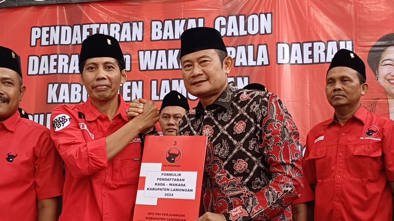 Pak Yes saat menunjukan form pendaftaran penjaringan Pilbup PDIP Lamongan. (Foto : Adyad Ammy Iffansah/jatimnow.com)