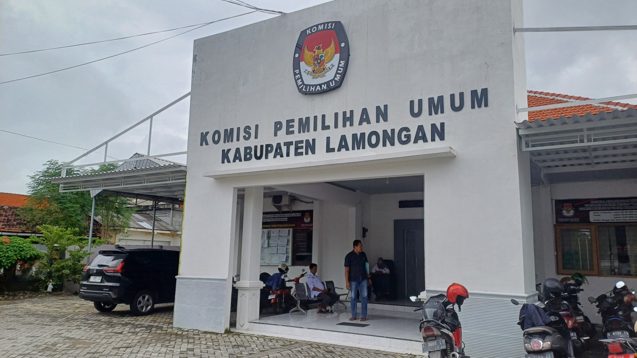 Kantor KPU Lamongan terlihat lenggang tanpa animo pendaftar PPK. (Foto : Adyad Ammy Iffansah/jatimnowmcom)