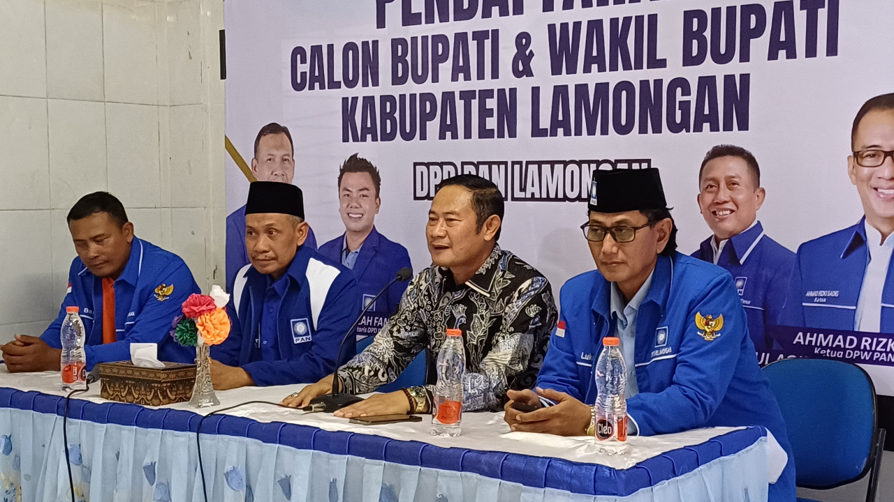 Pak Yes saat mendatangi kantor PAN Lamongan untuk mendaftar Bacabup. (Foto: Adyad Ammy Iffansah/jatimnow.com)