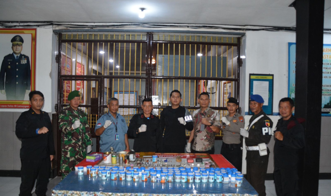 Tes urine warga binaan Lapas Lamongan. (Foto: Kanwil Kemenkumham Jatim/jatimnow.com)