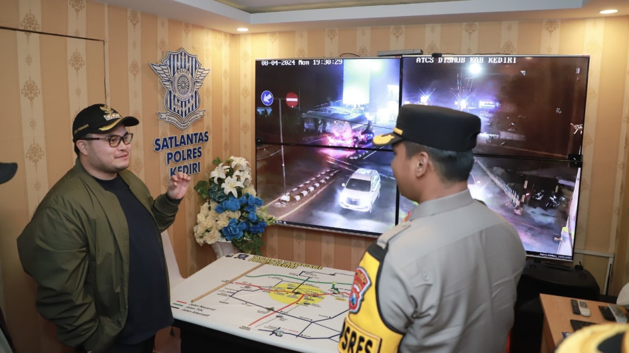 Mas Dhito Pantau Arus Mudik Lebaran di Simpang Mengkreng Kediri