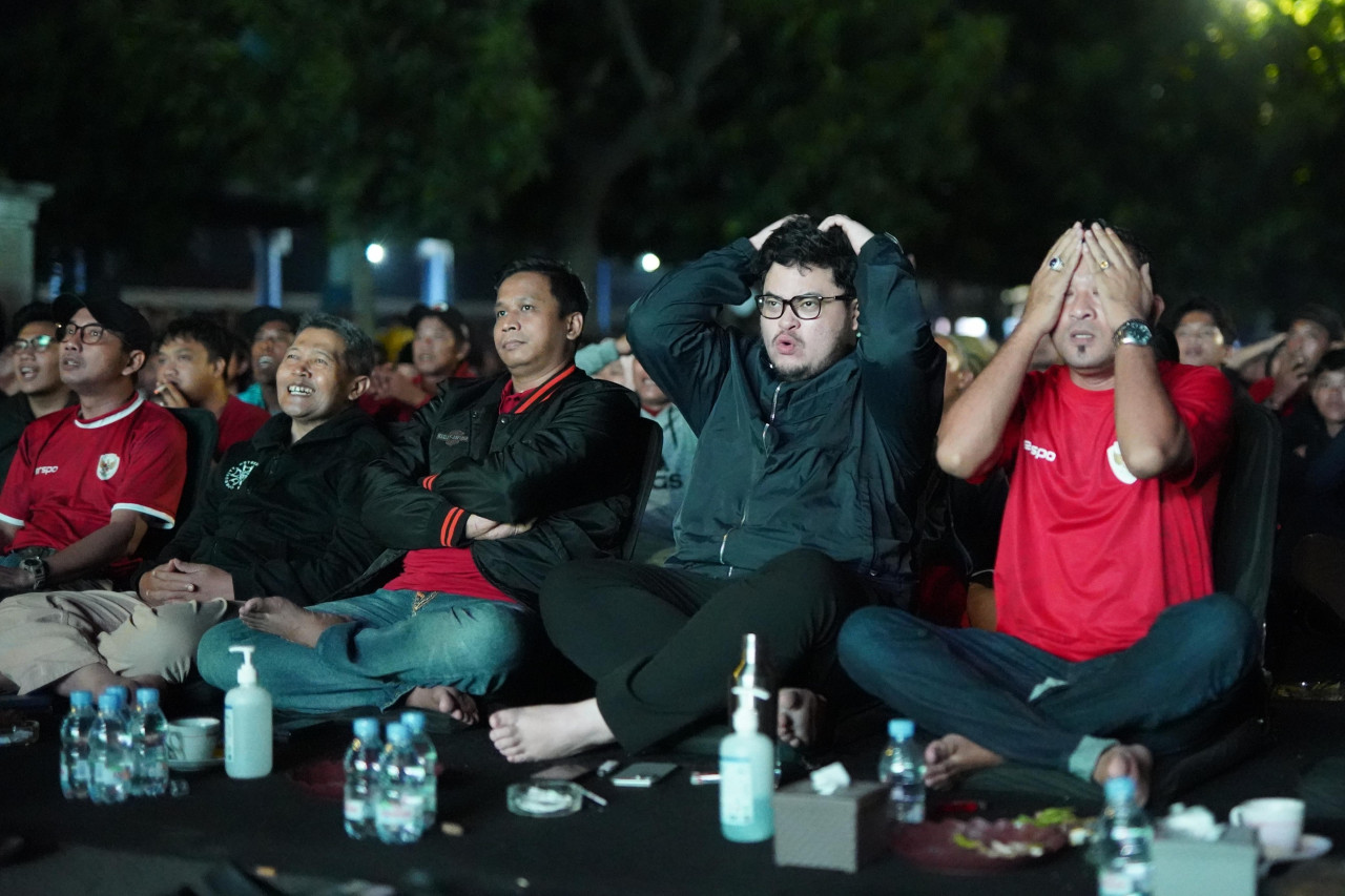Mas Dhito saat nobar semifinal Piala Asia U23. (Foto: Humas Pemkab Kediri/jatimnow.com)