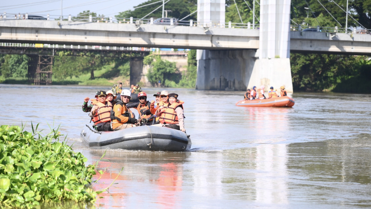 BPBD dan Forkopimda Kota Kediri susur Sungai Brantas. (Foto: Yanuar Dedy/jatimnow.com)