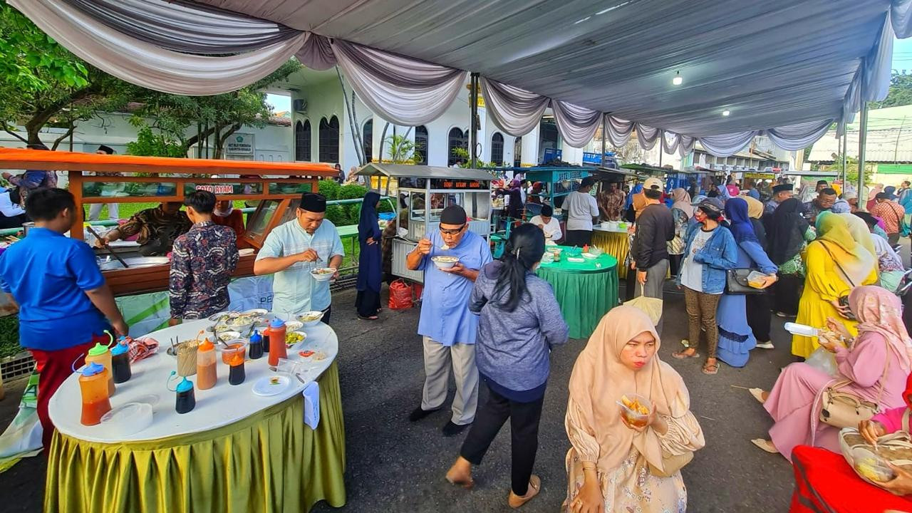 Ribuan Warga Santap Bakso-Lontong Kupang saat Open House Bupati Sidoarjo