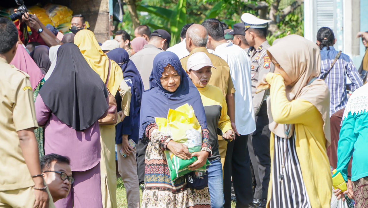 Pasar murah Pemkab Lamongan antusias disambut warga jelang lebaran. (Foto: Adyad Ammy Iffansah/jatimnow.com)