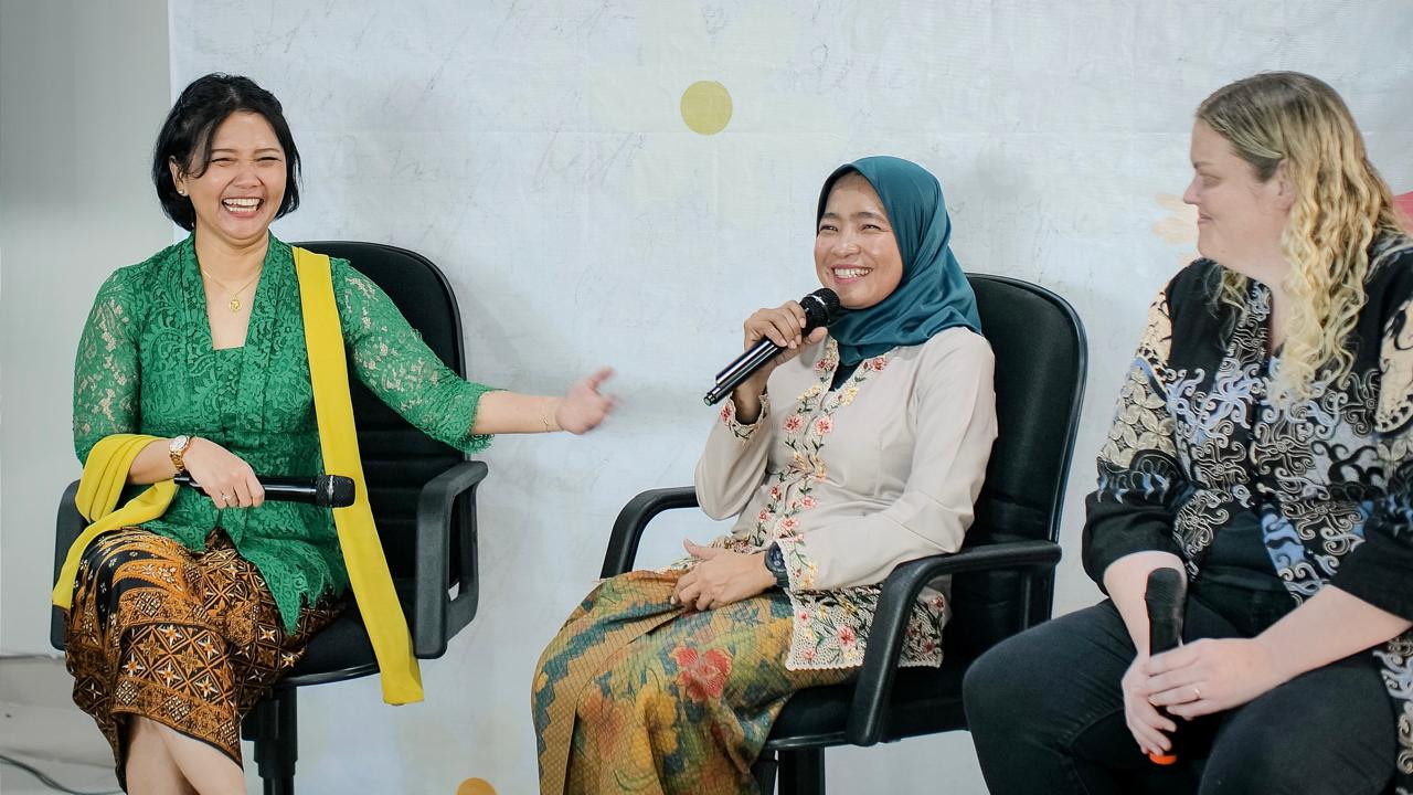 Katri Krisnati, Yoga Amaliasari dan Emily Muteb, di acara diskusi memperingati Hari Kartini. (Foto: PTFI/jatimnow.com)