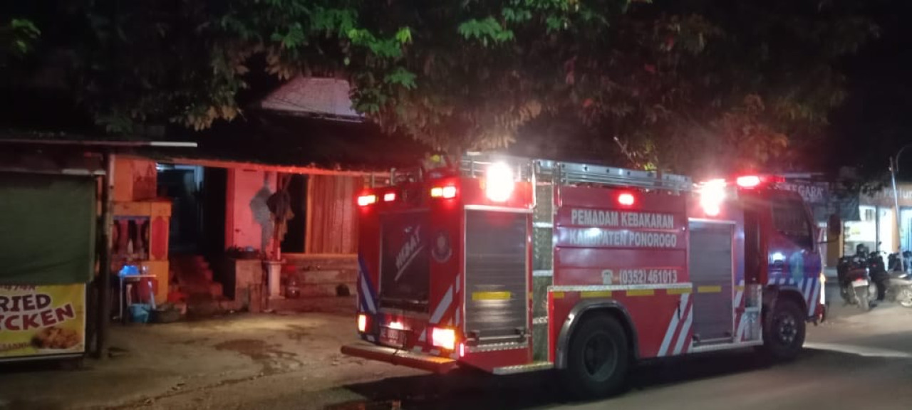 Unit Damkar yang turut memadamkan api. (Foto: Ahmad Fauzani/jatimnow.com)