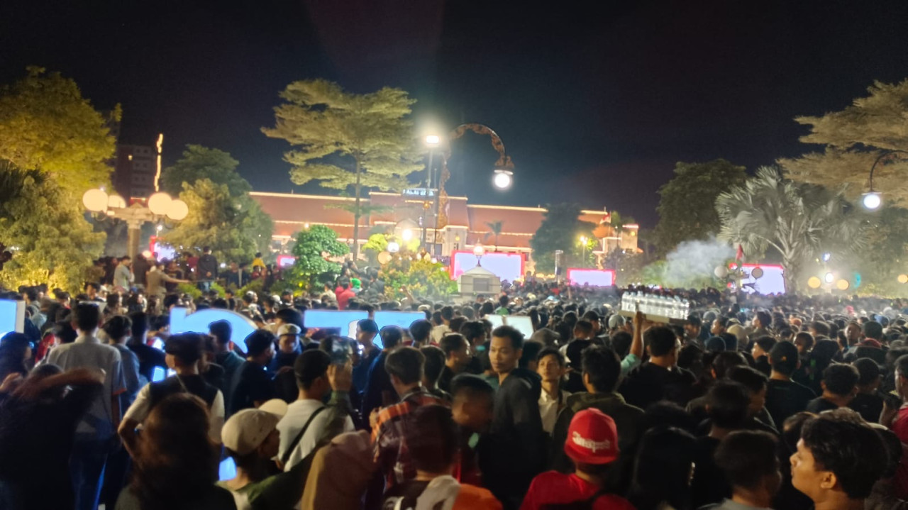 Suasana di luar halaman Balai Kota Surabaya. (Foto: Misbahul Munir/jatimnow.com)