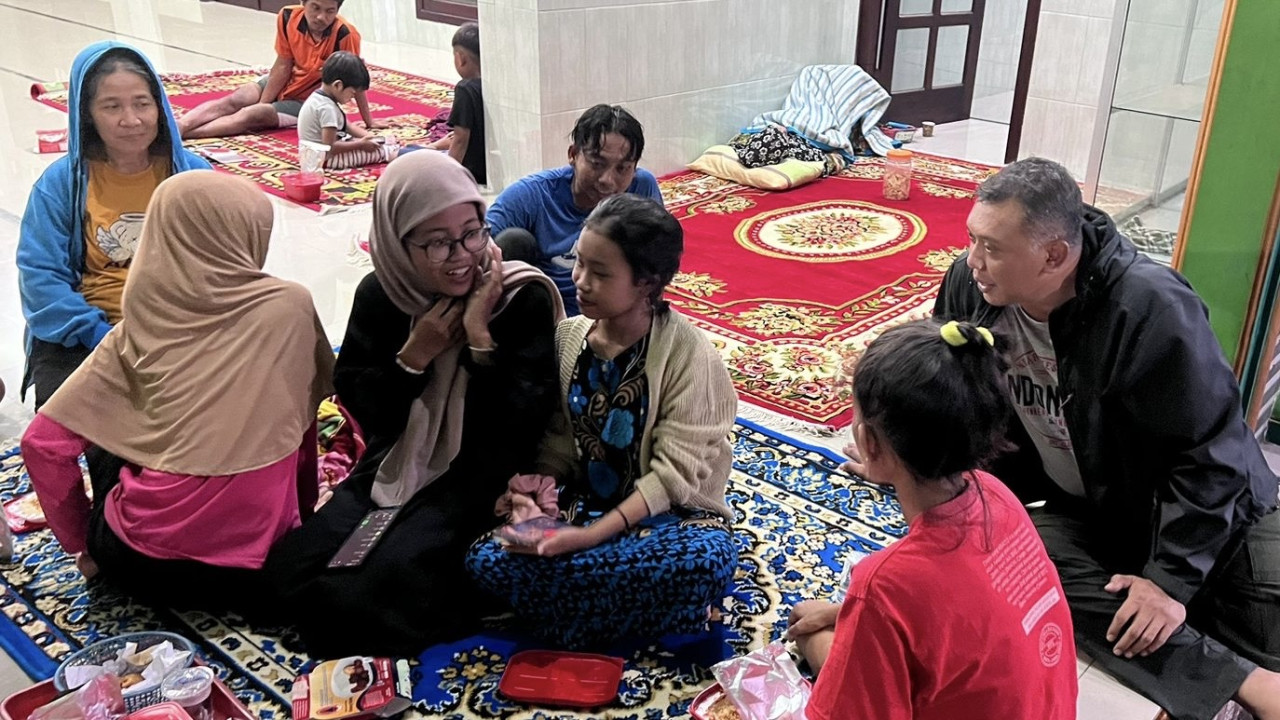 Suasana pengungsian warga terdampal banjir di Kota Kediri. (Foto: Dwi for jatimnow.com)