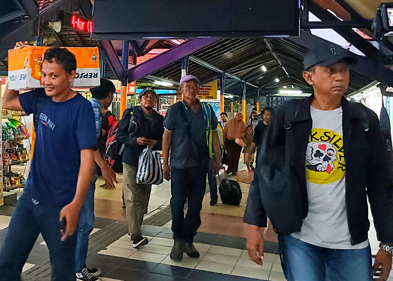 Arus mudik Lebaran 2024 di Terminal Purabaya Sidoarjo. (Foto: Ahaddiini HM/jatimnow.com)